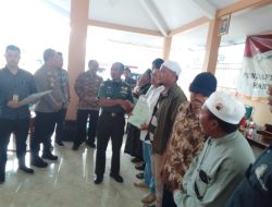 Danramil Tumpang Dampingi Penyerahan Sertifikat PTSL ke Warga di Balai Desa Malangsuko