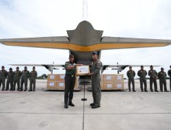 TNI Kerahkan Pesawat TNI AU Kirimkan Bansos untuk Korban Erupsi Gunung Lewotobi Laki-Laki di NTT