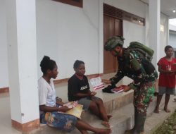 Satgas Habema Berbagi Buku dan Alat Tulis ke Warga Kampung Kemali