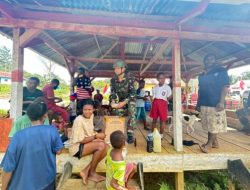 Sambut Natal dan Tahun Baru, Satgas Habema Berbagi Sembako di Kampung Sorry
