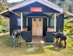 Sambut Natal, Satgas Yonif 323 Buaya Putih Karya Bakti Bersihkan Gereja Bersama Masyarakat