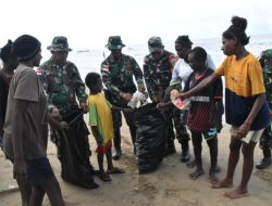 Sambut Hari Juang TNI AD ke-79, Anggota Kodim Merauke Karya Bakti Pembersihan Pantai dan Pasar