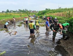 Koramil 0808/02 Garum Bersama Warga Lakukan Normalisasi Sungai dan Syukuran Dawuhan