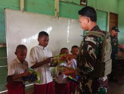 Tingkatkan Semangat Belajar, Satgas Yonif 144/JY Bagikan Buku dan Alat Tulis ke Anak-anak Perbatasan