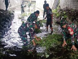 Peringati Hari Juang Kartika ke-79, Koramil 0808/01 Sukorejo Gelar Aksi Bersih Sungai di Kepanjenkidul