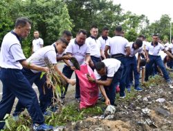 Peduli Lingkungan, Prajurit Petarung Pasmar 3 Bersihkan Ruas Jalan Poros Sorong-Klamono
