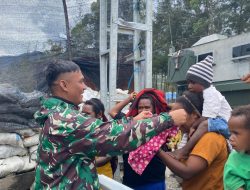 Wujud Peduli, Satgas Yonif 323 Buaya Putih Bagikan Pakaian untuk Masyarakat Sekitar Titik Kuat