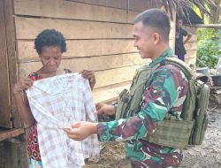 Bentuk Kepedulian TNI, Satgas Yonif 131/BRS Berikan Pakaian kepada Masyarakat di Perbatasan Papua