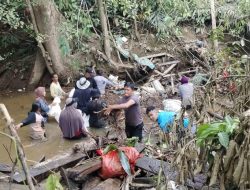 Peduli Kebersihan Lingkungan, Polsek Badau Ikut Gotong Royong Pembersihan Sungai