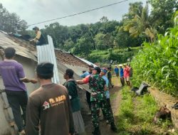 Wujud Kepedulian TNI, Babinsa 0818/03 Kasembon Karya Bakti Bedah Rumah di Desa Pondok Agung