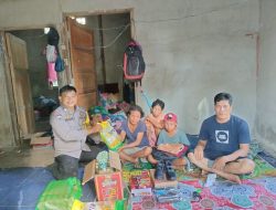 Wujud Kepedulian Polri, Polsek Sekadau Hilir Salurkan Bantuan Sosial untuk Warga Desa Peniti