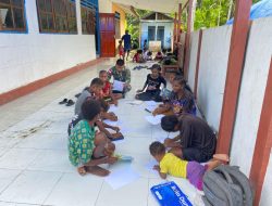 Isi Waktu Libur Sekolah, Satgas Yonif 131/BRS Belajar Bersama Anak-anak di Perbatasan Papua