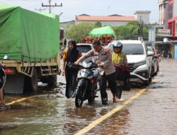 Puluhan Kendaraan Warga Mogok Akibat Banjir Pasang, Polres Ketapang Sigap Berikan Bantuan