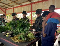 Rosita Satgas Habema Disambut Antusias Warga Kampung Krepkuri