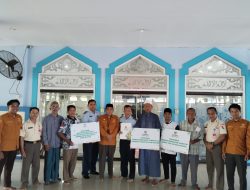Baznas Maros Serahkan Donasi untuk Imam Masjid, Guru TPQ dan Pengurus Rumah Ibadah di Lanud Sultan Hasanuddin