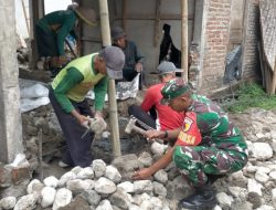Cerminkan Rasa Kemanunggalan TNI, Babinsa Koramil 0808/16 Talun Bantu Renovasi Rumah Warga