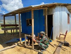 Tingkatkan Ekonomi Lokal, Satgas Yonif 323 Buaya Putih Kostrad Bantu Masyarakat Papua Bangun Warung