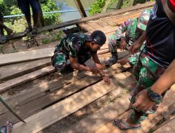 Wujud Peduli, Satgas Yonif 144/JY Bantu Warga Perbaiki Jembatan Penghubung Antar Kampung yang Rusak