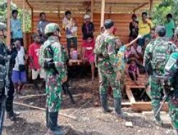 Warga Kampung Ayata Antusias Sambut Komsos Satgas Habema