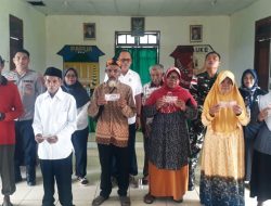 Danramil 1707-07/Elikobel Dampingi Kepala Kampung Metaat Makmur Salurkan BLT ke Masyarakat