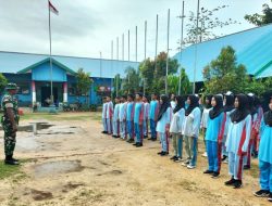 Tingkatkan Kekompakan dan Kedisiplinan, Babinsa Koramil 1707-02/Merauke Beri Latihan Baris Berbaris ke Siswa SMP