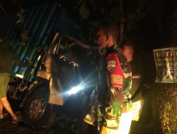 Mobil Bok Alami Kecelakaan Di Cabang Cinta Desa Monggo, Babinsa Sertu Wahyudin Bantu Evakuasi Dengan Warga