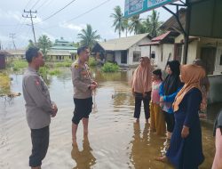 Kapolsek Sampaikan Himbauan Keselamatan ke Warga Kecamatan Matan Hilir Utara yang Terdampak Pasang Air Laut