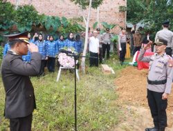 Kabag SDM Polres Lahat Pimpin Upacara Pemakaman Almarhumah Pengatur Dewi Puspa Sari