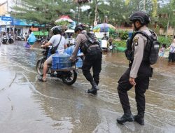 Polisi Humanis Polres Mempawah Hadir Berikan Pelayanan ke Masyarakat di Tengah Banjir