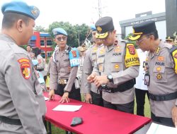Tegakkan Disiplin, Brigjen Pol Zulkarnain Cek Senjata Api Personel Polda Sumsel