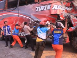 Polisi Evakuasi Bus Terguling di Tol Pandaan-Malang, Empat Orang Meninggal Dunia