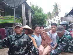 Babinsa Koramil Sape Evakuasi Warga Terjebak Banjir di Lambu