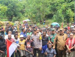 Suasana Haru Warnai Kembalinya 64 Warga Pengungsi di Bawah Kibaran Merah Putih di Kampung Imsun