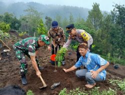 Dukung Pelestarian Lingkungan, Koramil 0818/36 Junrejo Tanam Pohon Bersama Muspika dan Masyarakat