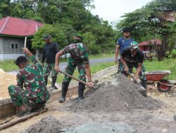 Bentuk Kepedulian TNI, Satgas Yonif 762/VYS Bantu Perbaiki Jembatan Rusak