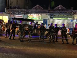 Ciptakan Suasana Damai, Prajurit Petarung Pasmar 3 Bersama Aparat Gabungan Patroli Garnisun di Wilayah Sorong