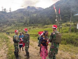 Semangat Natal, Prajurit Buaya Putih Bagikan Sembako dan Pakaian ke Warga Kampung Mayuberi