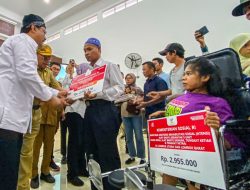 NTB Siap Entaskan Masalah Sosial, Mensos Serahkan Bantuan