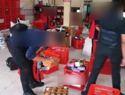 Paket Misterius Berisi Rokok Ilegal Dibongkar Habis oleh Bea Cukai Malang