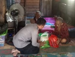Wujud Peduli, Bhabinkamtibmas Polsek Ngabang Berikan Bantuan ke Anak Yatim, Fakir Miskin dan Kaum Dhuafa