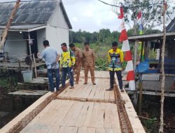 Pastikan Kualitas Pembangunan Jembatan Standar Terbaik, Kades Kagungan Dalam Lakukan Pengawasan Ketat