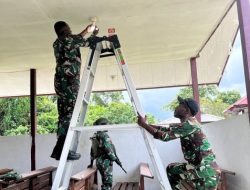 Sambut Natal di Distrik Aifat, Satgas Yonif 762/VYS Bersama Warga Dekorasi GKI Sion Kumurkek