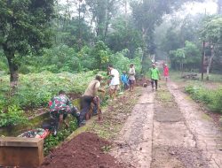 Babinsa Andong Gotong Royong Bersihkan Parit Bersama Warga