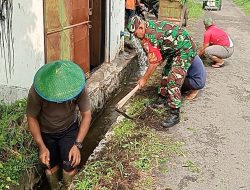 Bersihkan Sumber Air, Babinsa Kauman dan Poktan Maju Makmur Wujudkan Kampung Sehat