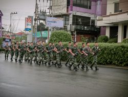 Semangat Berkobar Prajurit Satgas Pamtas Yonarmed 11 Kostrad Lari Bersenjata di Perbatasan