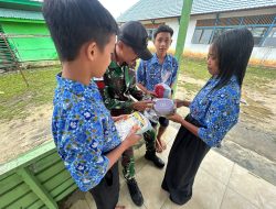 Wujud Perhatian Dan Kebersamaan, Satgas Yonzipur 5/ABW Berikan Kado Tahun Baru Kepada Siswa-Siswi Perbatasan RI-Malaysia