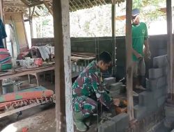 Kodim0808blitar: Peduli Rumah Warga, Babinsa Bersama Warga Desa Selokajang Bantu Perbaiki Rumah Bapak Sumidi