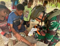 Selalu Hadir Untuk Bantu Masyarakat, Satgas Yonif 131/Brajasakti Laksanakan pengobatan Gratis di Kampung
