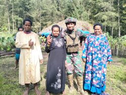 Masyarakat Senang, Satgas Yonif 323 Kostrad Bagikan Pakaian