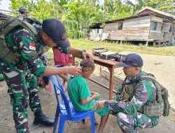 Tanamkan Kerapian Sejak Dini, Satgas Yonif 131/Brajasakti Berikan Layanan Pangkas Rambut Gratis Kepada Warga Perbatasan Papua